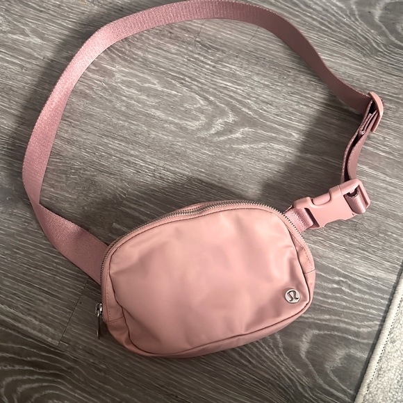 lululemon athletica Handbags - Lululemon Everywhere belt bag - Dusty Rose